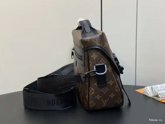 Affordable Trail VUITTON LOUIS Messenger-31*22*11CM 0505